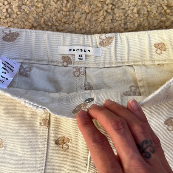 Mushroom Embroidered Shorts - Picture 4 of 4